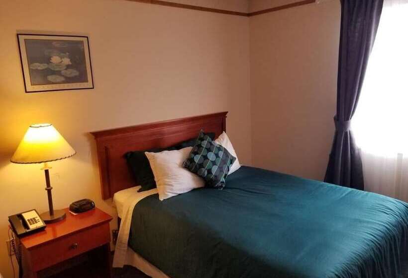 הוסטל Moosomin Country Squire Inn
