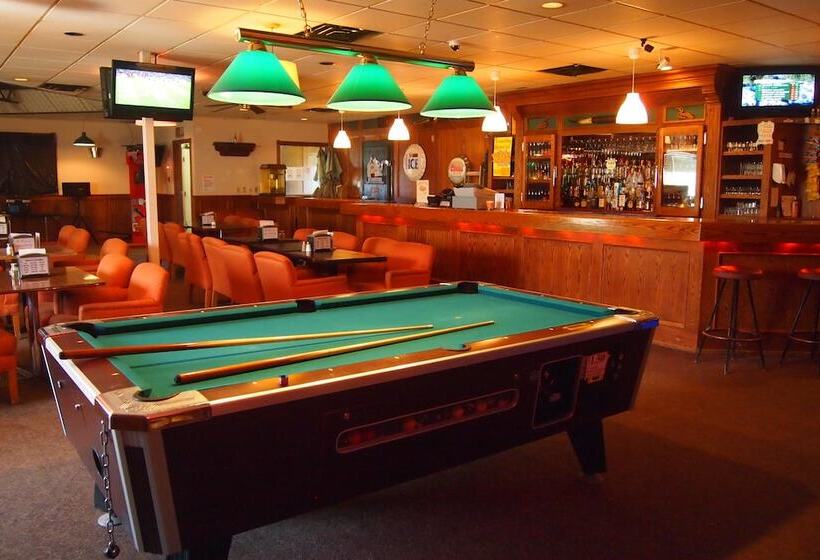הוסטל Moosomin Country Squire Inn