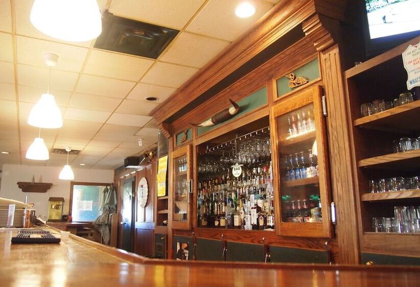 הוסטל Moosomin Country Squire Inn