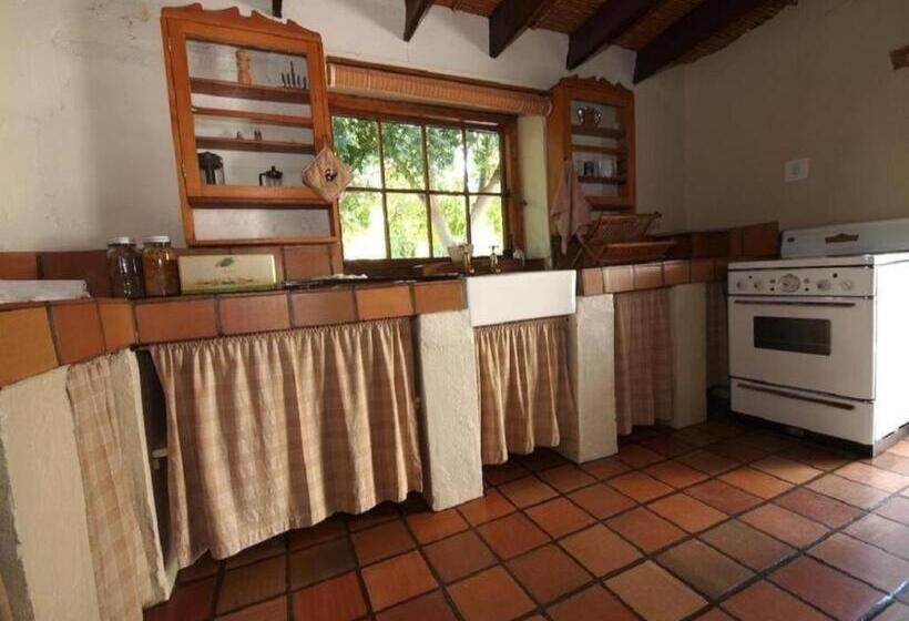 פנסיון Cypress Cottage