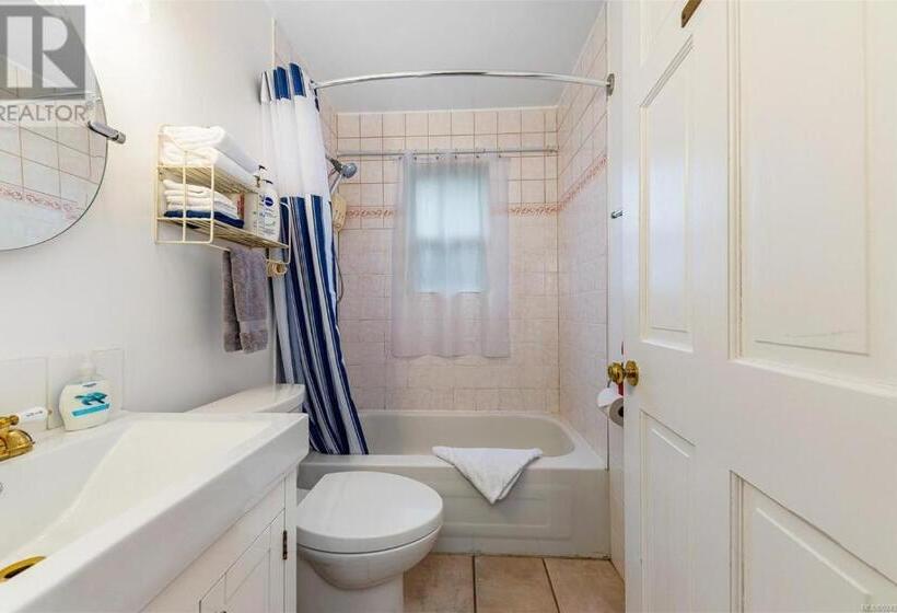 Пансион Salty Towers Ocean Front Cottages