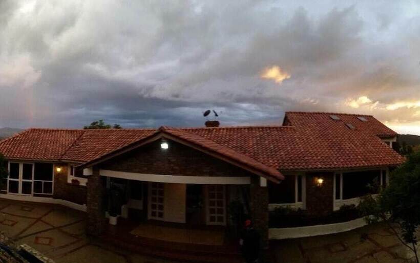 هاستل Miravalle Suites