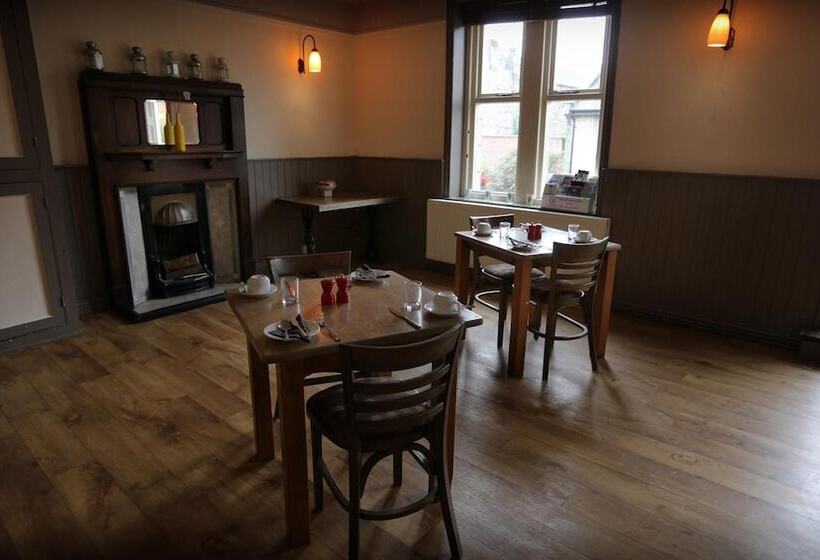 هاستل The Horse & Farrier