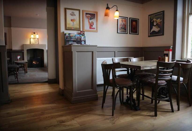 هاستل The Horse & Farrier