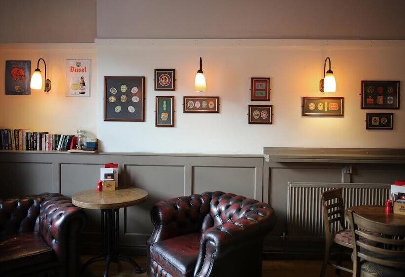 هاستل The Horse & Farrier