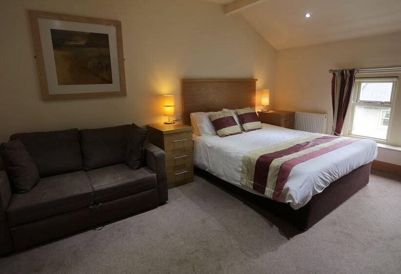 هاستل The Horse & Farrier