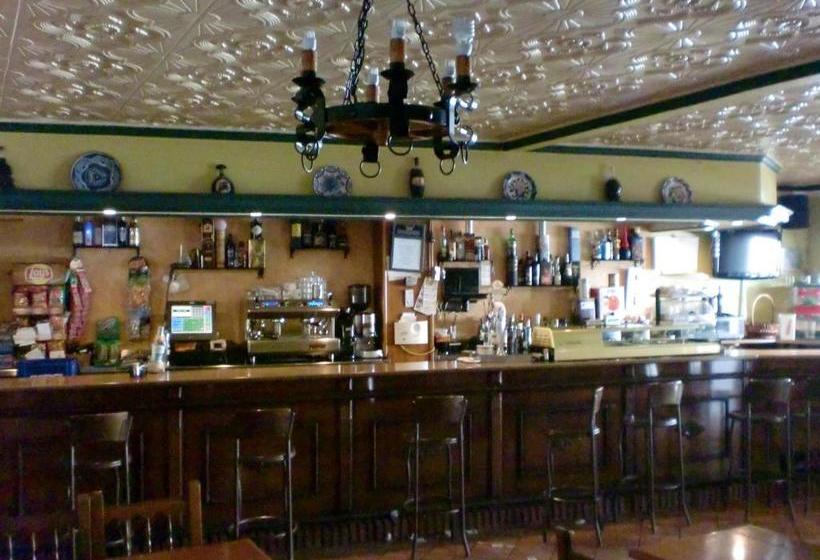 بنسيون Hostal Las Tres Jotas