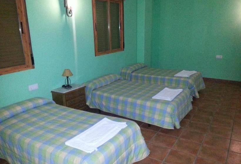بنسيون Hostal Las Tres Jotas