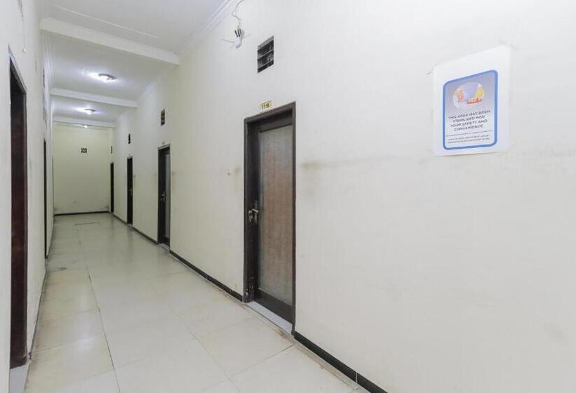 هتل Reddoorz Plus Near Museum Angkut Batu 4