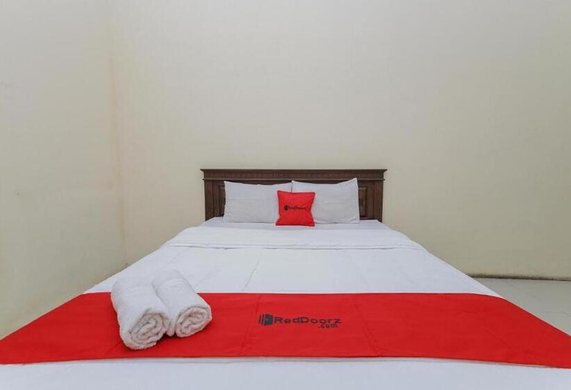 هتل Reddoorz Plus Near Museum Angkut Batu 4
