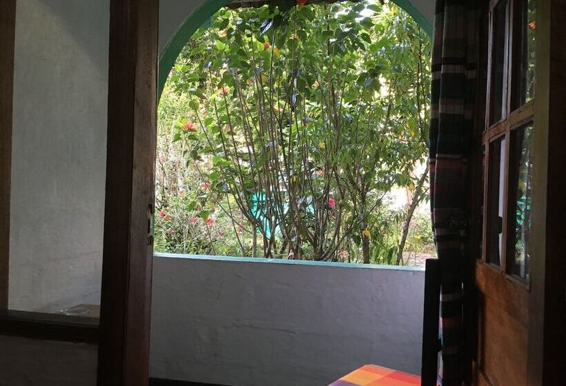 پانسیون La Petite Auberge   Hostel