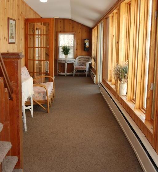 هاستل Shining Waters Country Inn
