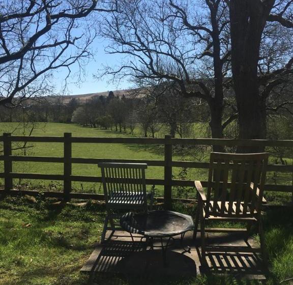 בית מלון כפרי Posh Huts Farmstay