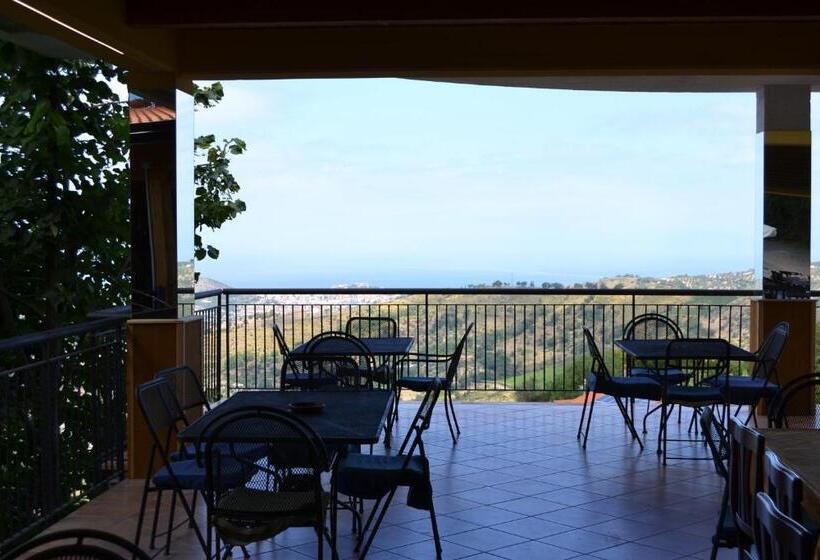 ホテル Il Falco Del Cilento