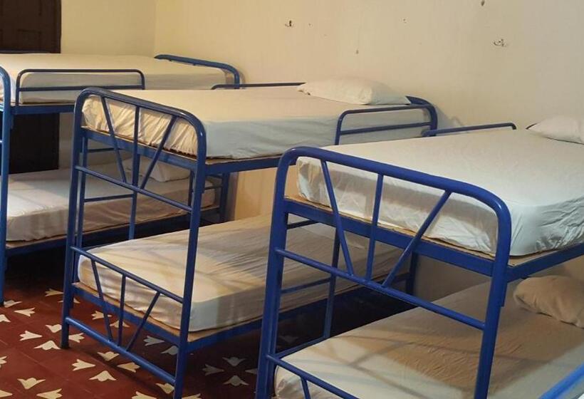 پانسیون Hostal El Jardin