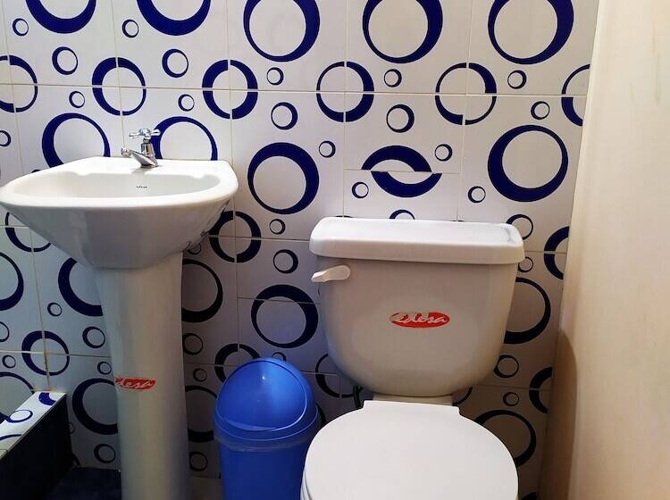 پانسیون Hostal Latitud Ecuem