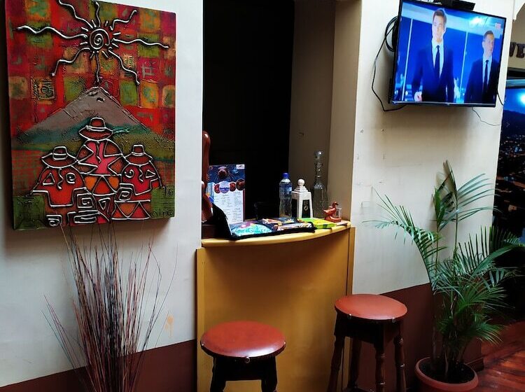 پانسیون Hostal Latitud Ecuem