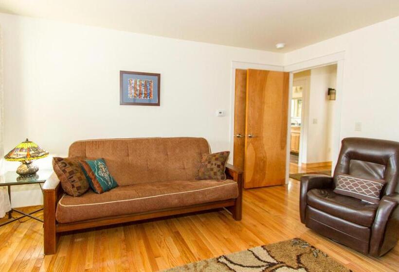 פנסיון Eagle Peak Guesthouse