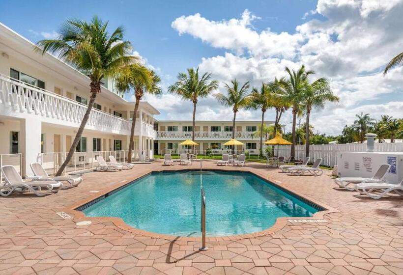 هتل Rodeway Inn Near Hollywood Beach