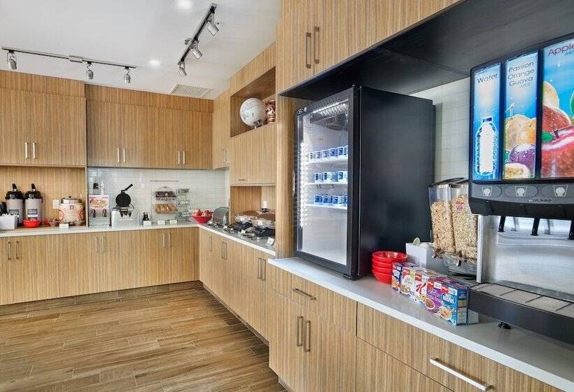 Отель Towneplace Suites By Marriott Edmonton Sherwood Park