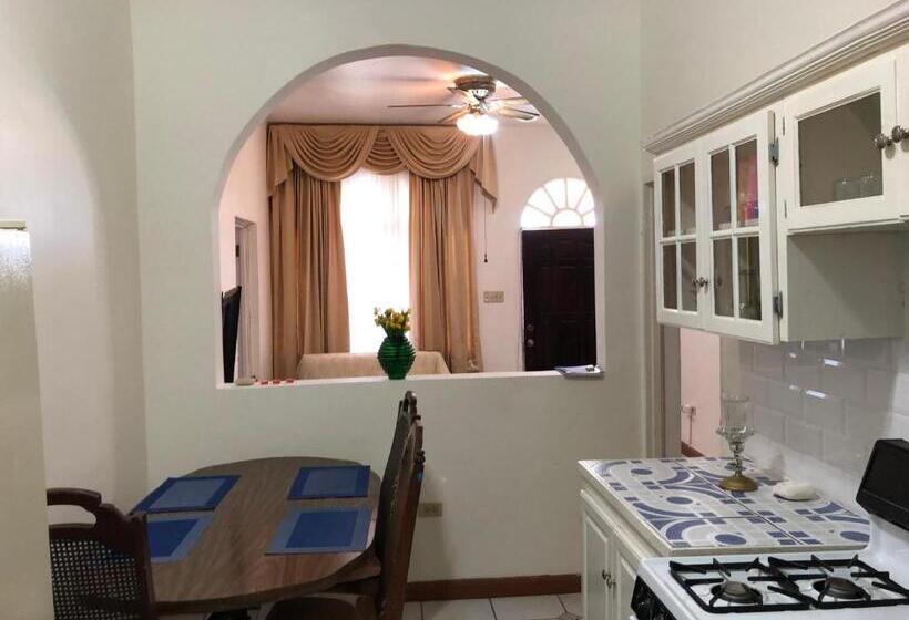 پانسیون Goldenview Guesthouse Ocho Rios