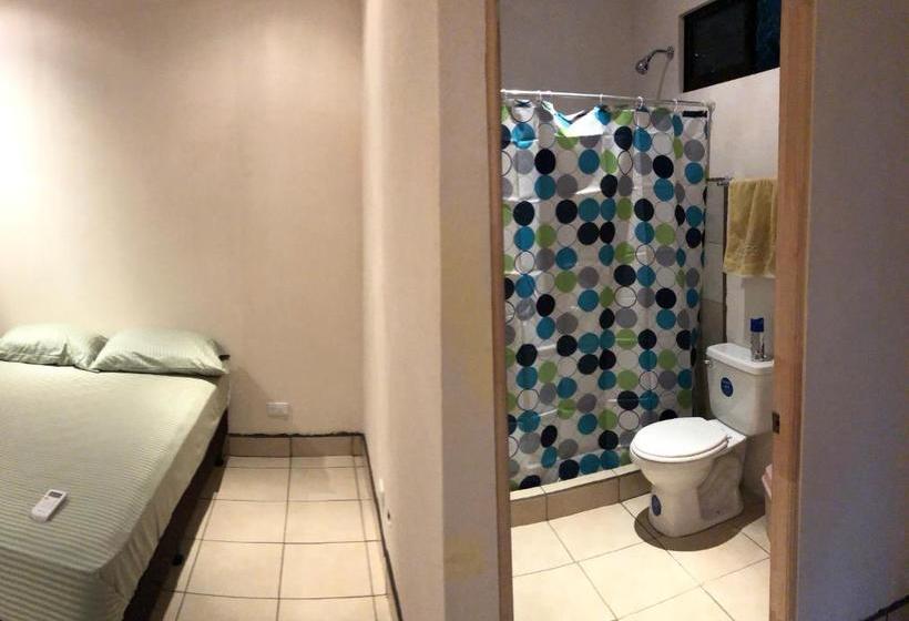 هاستل Casa Encantada Rooms   Dbl Room   Aire Acondicionado   Wifi   Parking   Private Bathroom