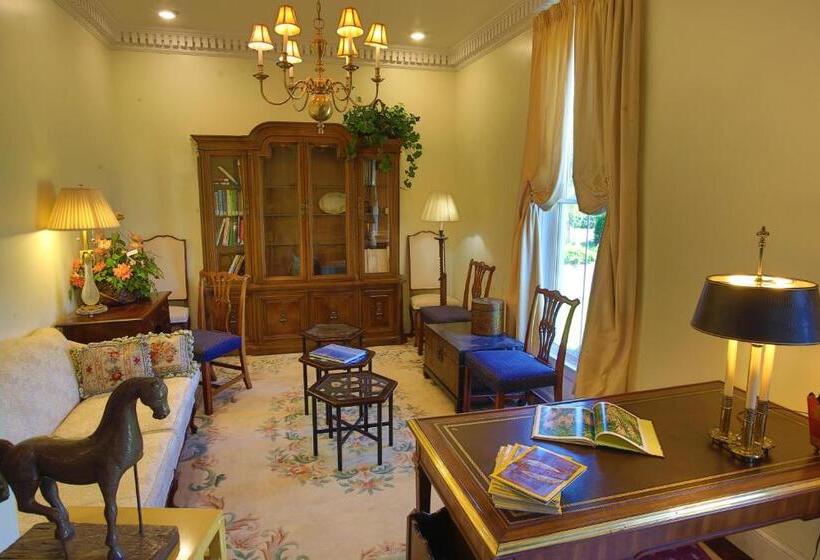 ベッドアンドブレックファースト Inntiquity, A Country Inn