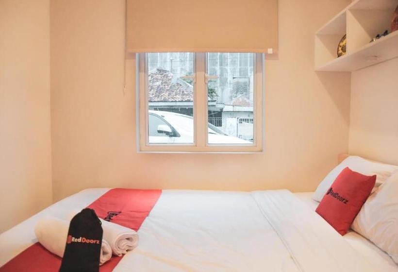 پانسیون Reddoorz Plus Syariah Near Manggarai Station 3