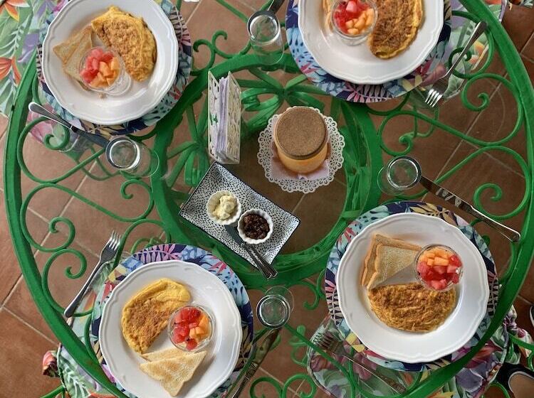 تختخواب و صبحانه Campito Loving