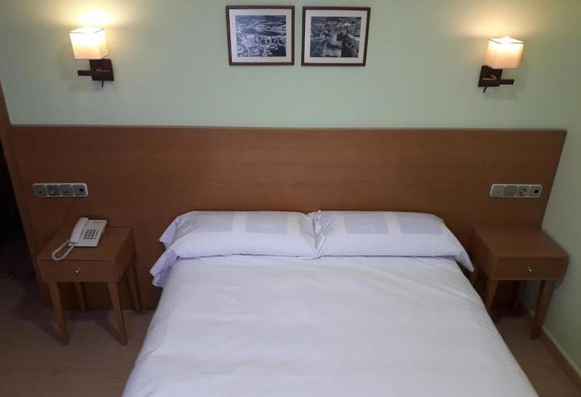 פנסיון Hostal Los Batallones