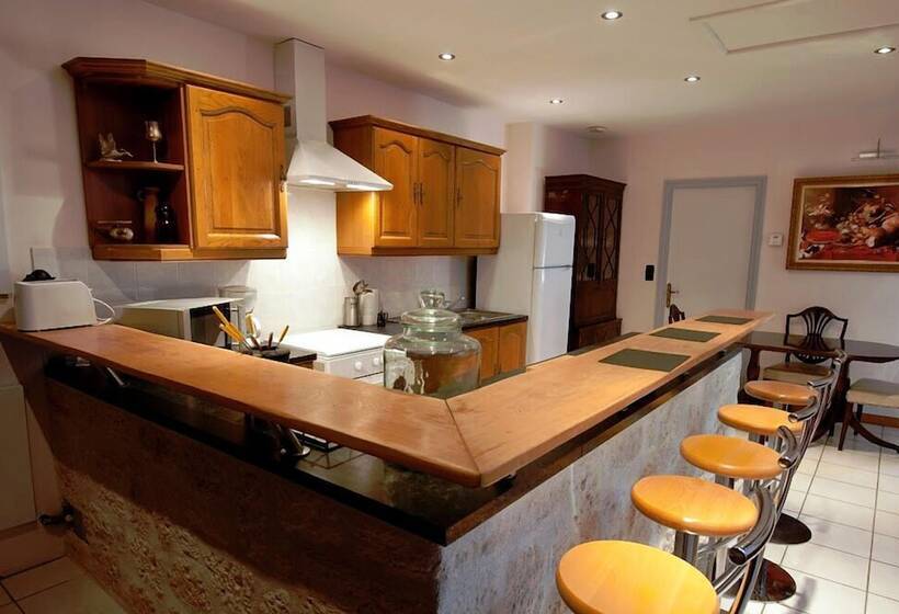 민박 Château De Lastours