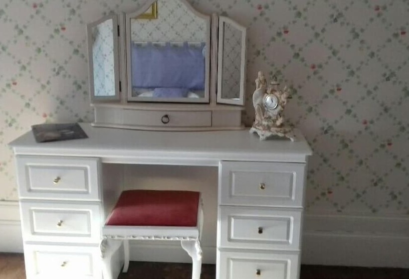 مبيت وإفطار Château De Lastours