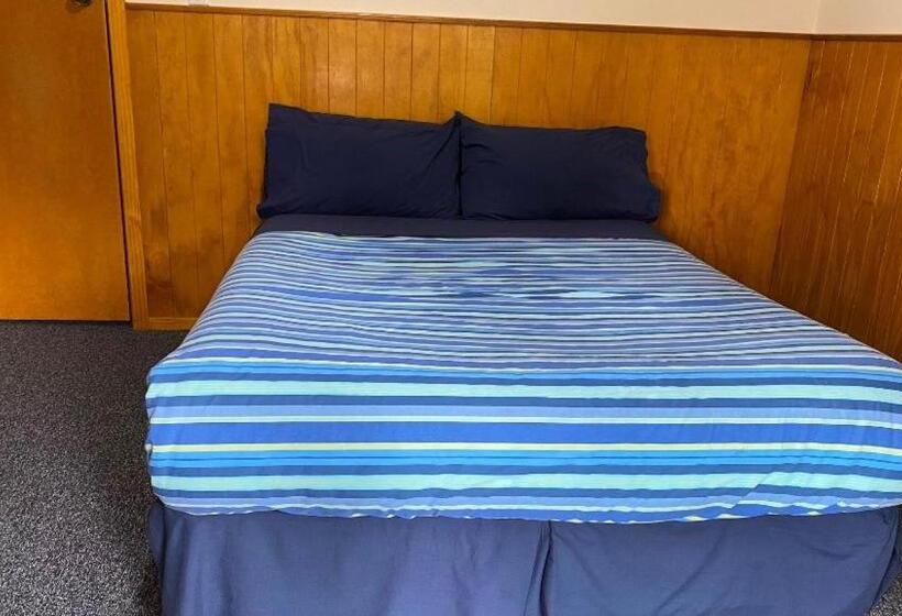 فندق صغير National Park Backpackers