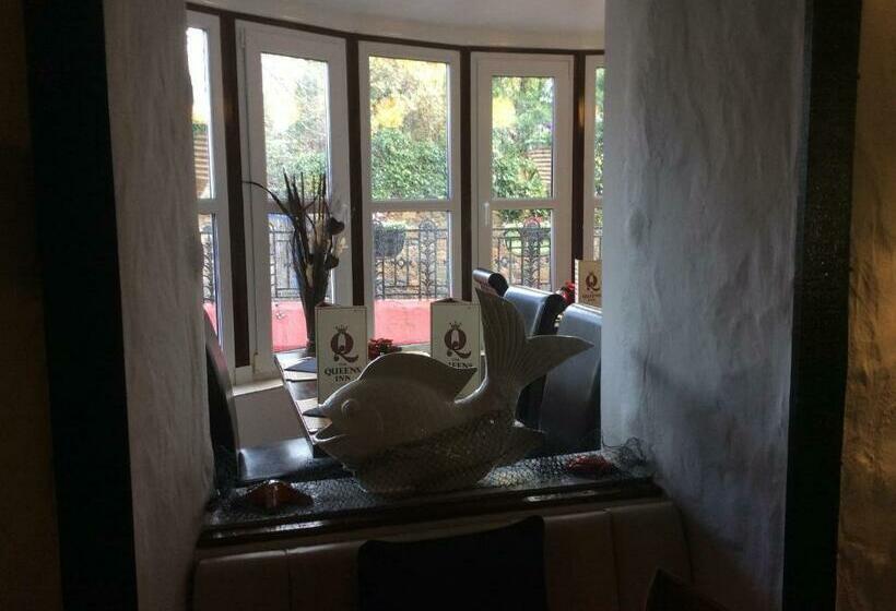 הוסטל The Queens Inn