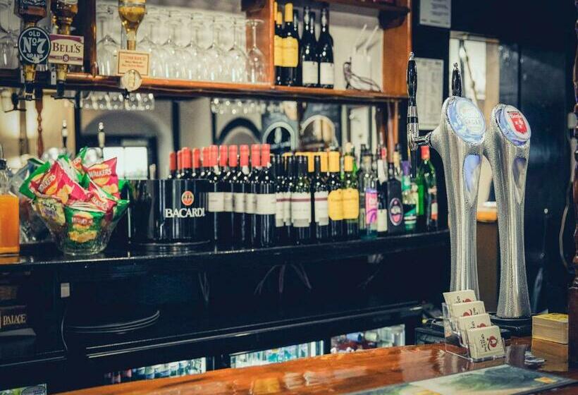 הוסטל The Queens Inn