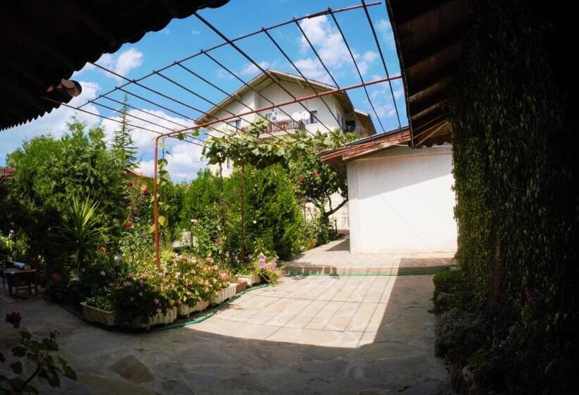 پانسیون Atanasovi House