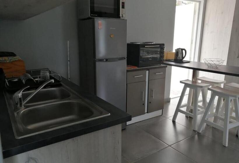 بنسيون Northern Vine Guesthouse B&b Self Catering