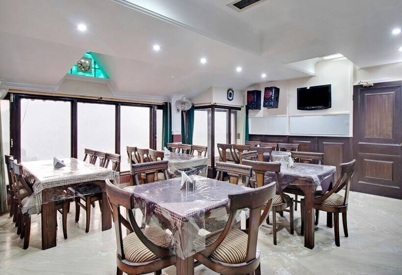 Oyo 26837 Hotel White House