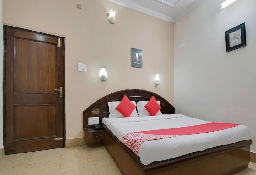 Oyo 26837 Hotel White House