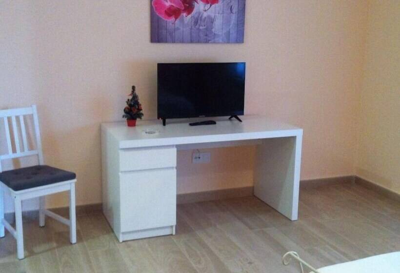 بنسيون Hostal Sara