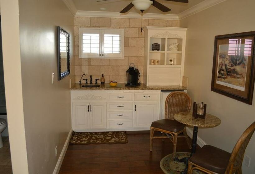 فندق Beachcomber Inn