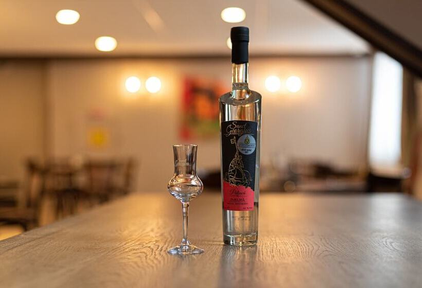 Areo Hotel & Restaurant