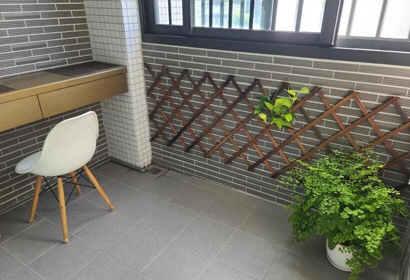 تختخواب و صبحانه Love Happiness Inn