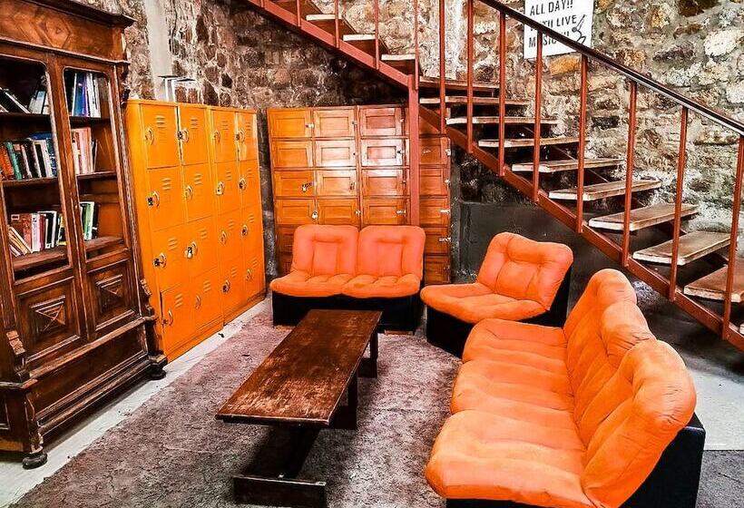 تختخواب و صبحانه Wooden Wasi Hostel