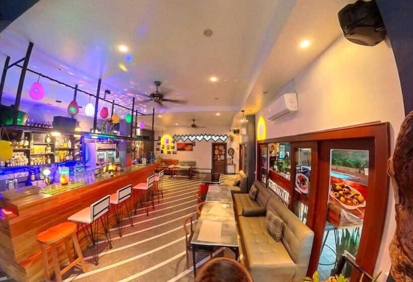 هتل Faraway Suites