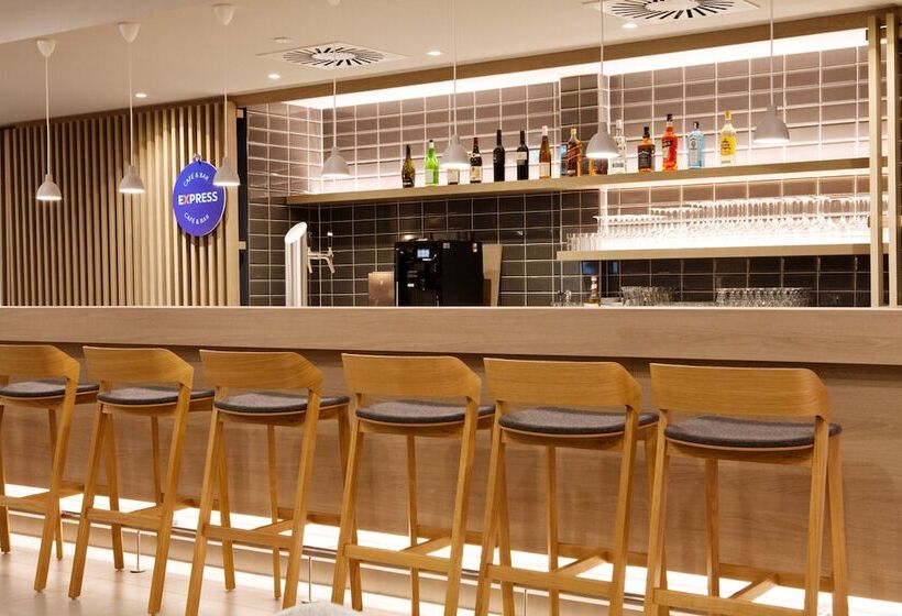 هتل Holiday Inn Express   Mülheim   Ruhr, An Ihg