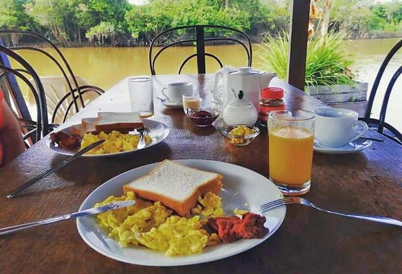 Hotel Amazon Oasis Floating Lodge