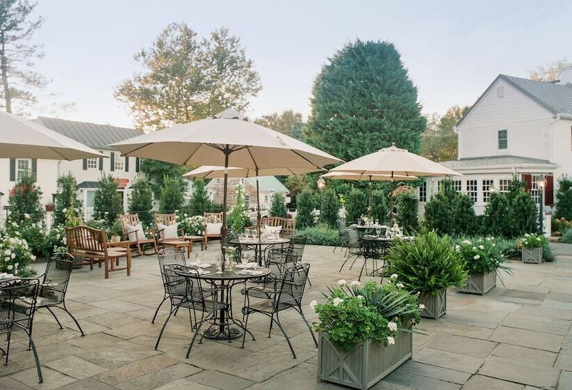 הוסטל The Red Fox Inn & Tavern