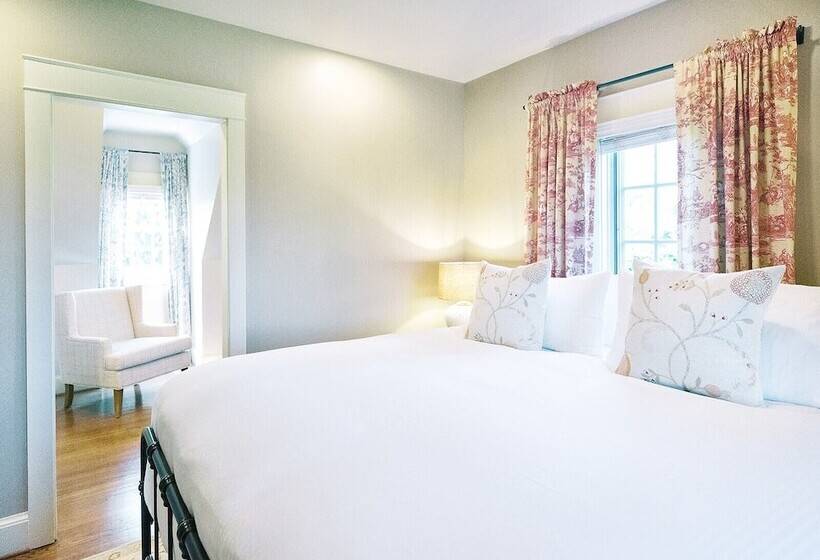 הוסטל The Red Fox Inn & Tavern