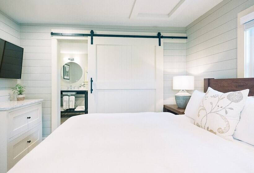 הוסטל The Red Fox Inn & Tavern